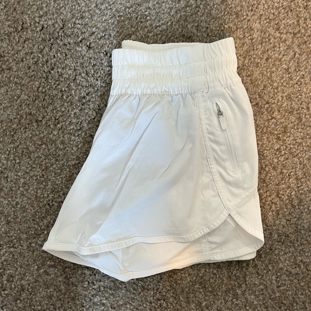 Lululemon EUC white tracker shorts size 6